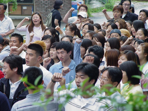 대구대 학생들과 한신대 학생들도 에바다 학교에 와서 정상화를 촉구하고 있다. 